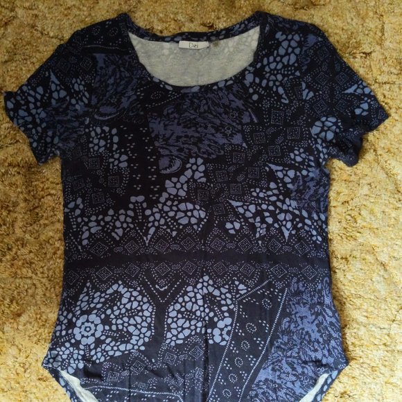 4/$20 | Dex Blue T-Shirt with asymmetric hem - Picture 1 of 6